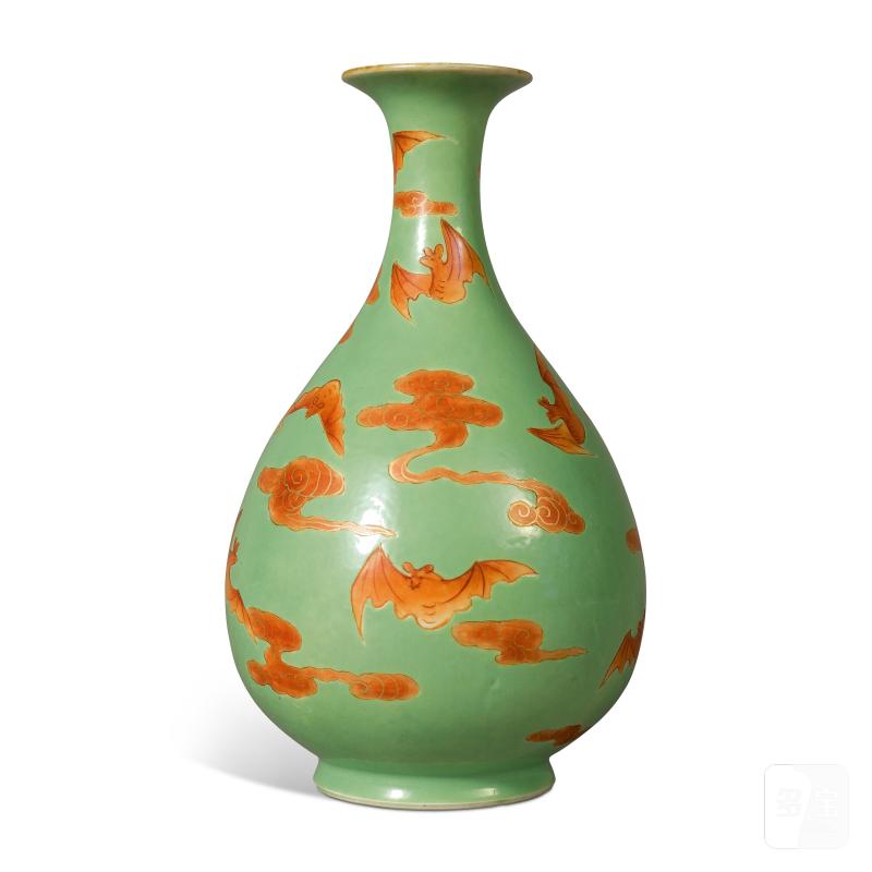 A lime-green-ground iron-red 'bats' vase, yuhuchunping, Qing dynasty, 19th century | 清十九世紀 綠地礬紅彩描金雲蝠紋玉壺春瓶